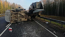 Фургон и «Газель» дорожной службы столкнулись на путепроводе в Карелии