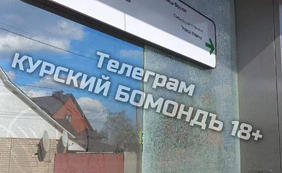 В Курске ребенок разбил стекло на новой трамвайной остановке на улице Фрунзе