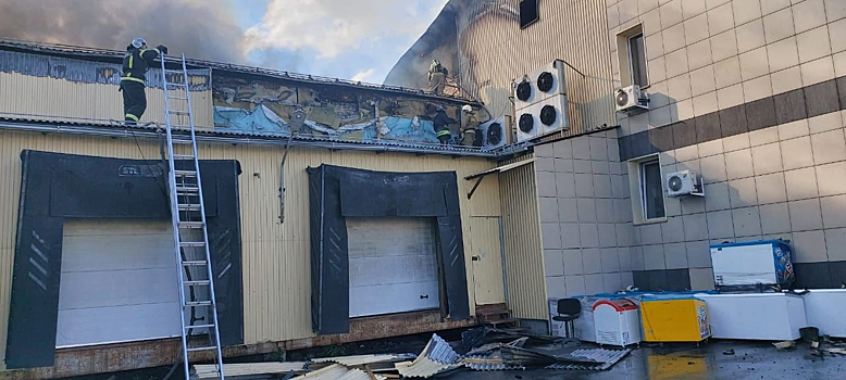 Пламенной шапкой накрыло морозильный склад в Кировском районе