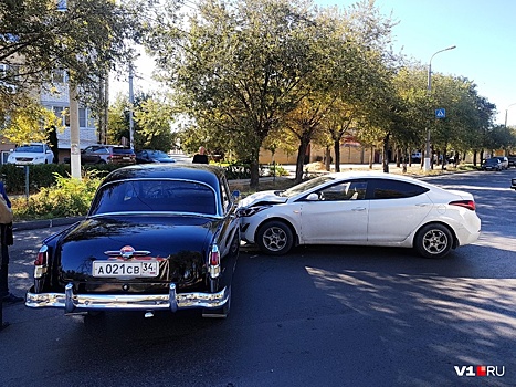 «Такую красоту испортили»: раритетная черная «Волга» попала в аварию в Волгограде
