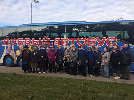Участники «Московского долголетия» прокатились на «Добром автобусе»