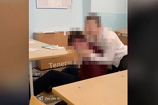 В школе на Урале подросток в белой рубашке едва не задушил сверстника в классе