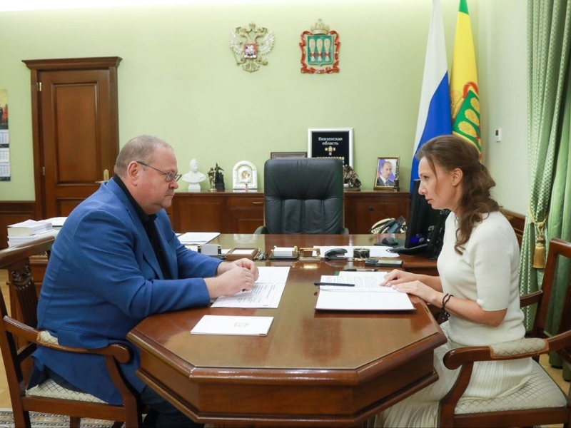 Анна Кузнецова и Олег Мельниченко обсудили совершенствование мер поддержки семей с детьми