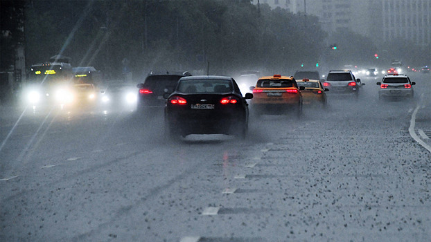 Как безопасно водить машину в ливень и грозу: 15 проверенных советов