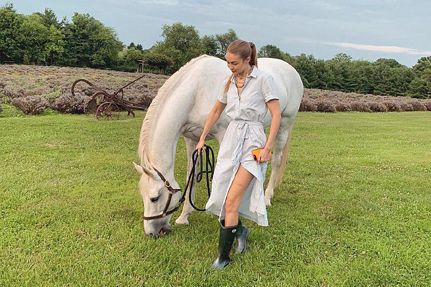 Модель Джиджи Хадид не раз рассказывала, что с детства любит лошадей благодаря семейному ранчо, на котором они жили.