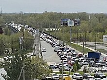 В Оренбурге на Радоницу в сторону Южного образовалась пробка из-за ремонта дороги
