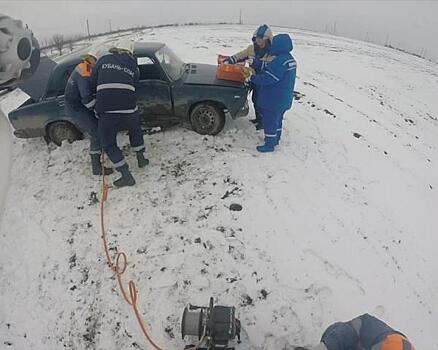 В Славянском районе спасатели достали женщину из разбившихся «Жигулей»