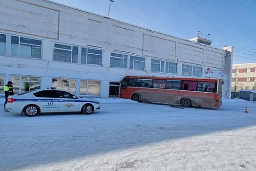 Рейсовый автобус врезался в аэропорт в Магадане