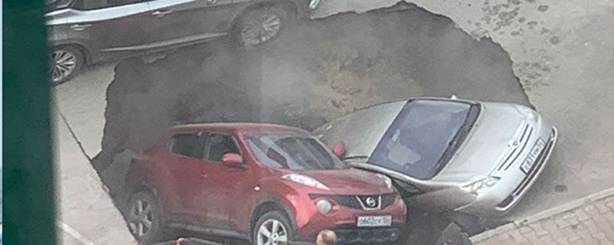 Из ямы на улице Фрунзе в Новосибирске начали краном доставать машины