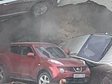 Из ямы на улице Фрунзе в Новосибирске начали краном доставать машины