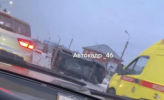 Под Курском УАЗ Патриот влетел в дорожное ограждение и опрокинулся