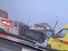 Под Курском УАЗ Патриот влетел в дорожное ограждение и опрокинулся