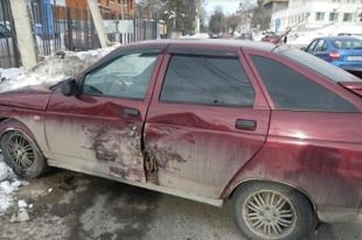 На Нижней Дебре в Костроме столкнулись два автомобиля