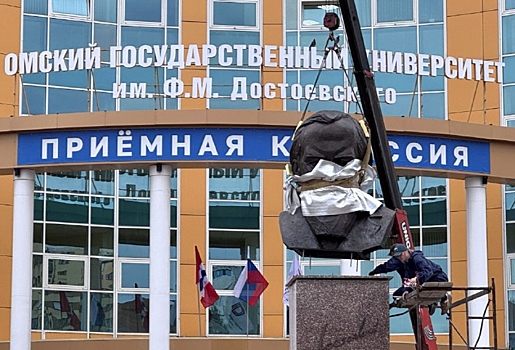 В Омске установили еще один памятник Федору Достоевскому