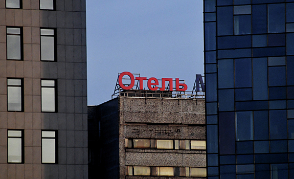 Недешевое удовольствие: Как закон о вывесках на русском языке ударит по бизнесу