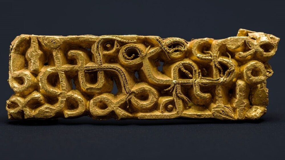 Редкое 1500-летнее украшение на ножнах меча из золота найдено в Норвегии
