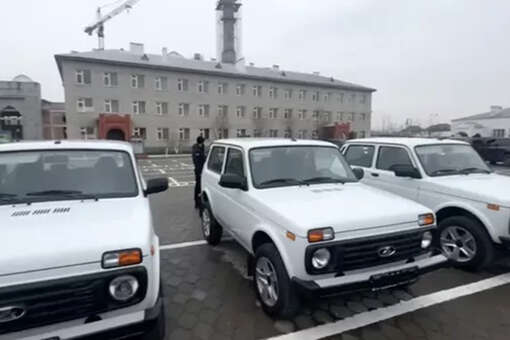 Медведев передал военному комиссариату Чечни автомобили «Нива»