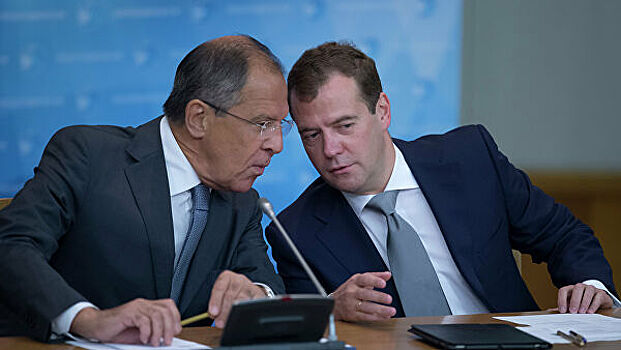 Медведев отметил вклад Лаврова в укрепление авторитета России