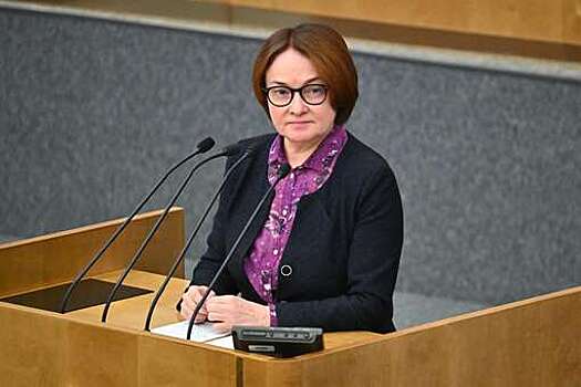 Набиуллина: аферисты стали чаще выводить похищенное наличными через курьеров