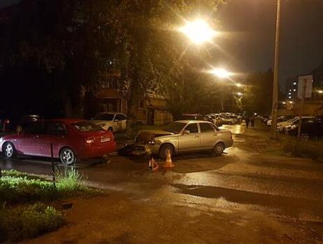 В Самаре госпитализировали водителя легковушки после ДТП на ул. Нагорной