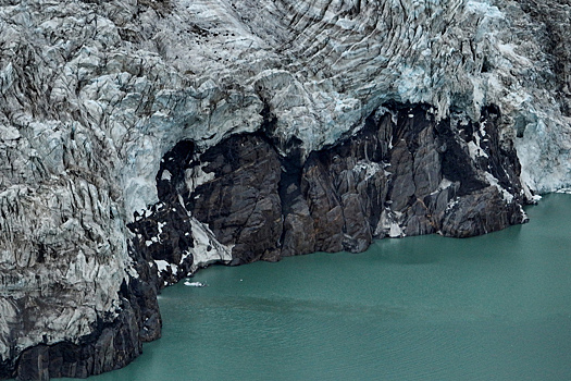 Лава с вулкана Ключевской приблизилась к леднику Богдановича, угрожая туристам