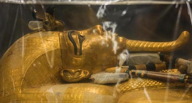 Египет показал отреставрированный золотой гроб короля Тута