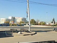 В центре Саратова столб с проводами падает на проезжую часть