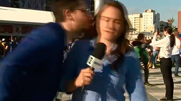 Бразильская журналистка накричала на парня, попытавшегося ее поцеловать в прямом эфире