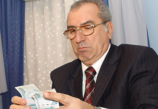 Чиновникам в России предлагают ограничить зарплату
