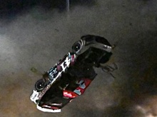 В финале NASCAR гонщик Райан Прис выжил в аварии, при которой его машина перевернулась 10 раз