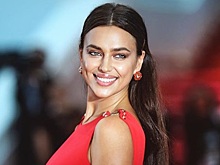 Шейк заинтриговала плоским животом и голой грудью