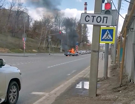 В Самаре на улице Жигули вспыхнула иномарка