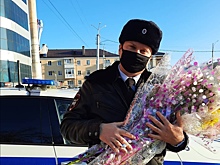 В Армавире инспекторы ГАИ поздравили женщин с Днём матери 