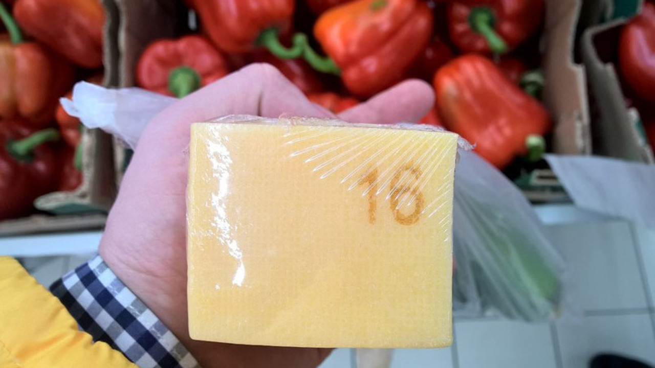 Пластмассовые цифры в сыре