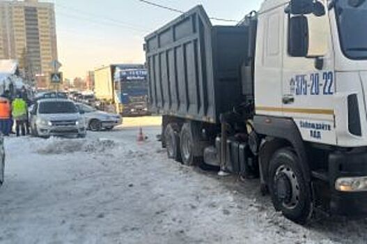 Пожилой пешеход погиб под колесами грузовика в Новосибирске
