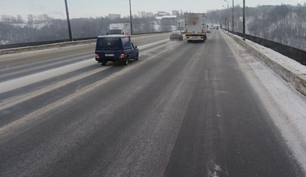 Около 100 кубометров снега вывезено после метели с Мызинского моста