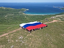 В Приморье студенты из 18 стран развернули российский триколор над бухтами