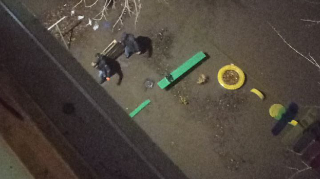 Чиновники отчитались об откачке воды из затопленного двора в Энгельсе. Жильцы говорят, что техника уехала