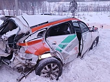В Казани электричка врезалась в автомобиль, опубликованы фото с места ДТП