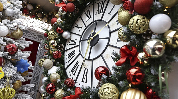 В Калининграде площадь Победы украшают к Новому году