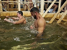 В Академическом проходят крещенские купания