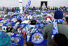 Трагедия в Лестере: люди несут цветы к стадиону