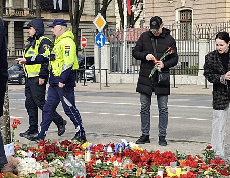 Полиция в Риге запрещает приносить цветы к мемориалу у посольства