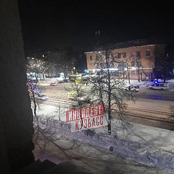 Один человек погиб после столкновения иномарки с кафе в Кемерове