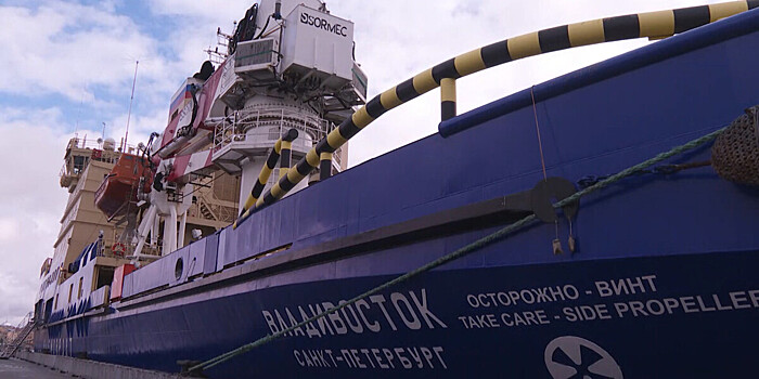 Ледокол «Владивосток» впервые стал участником фестиваля ледоколов в Санкт-Петербурге