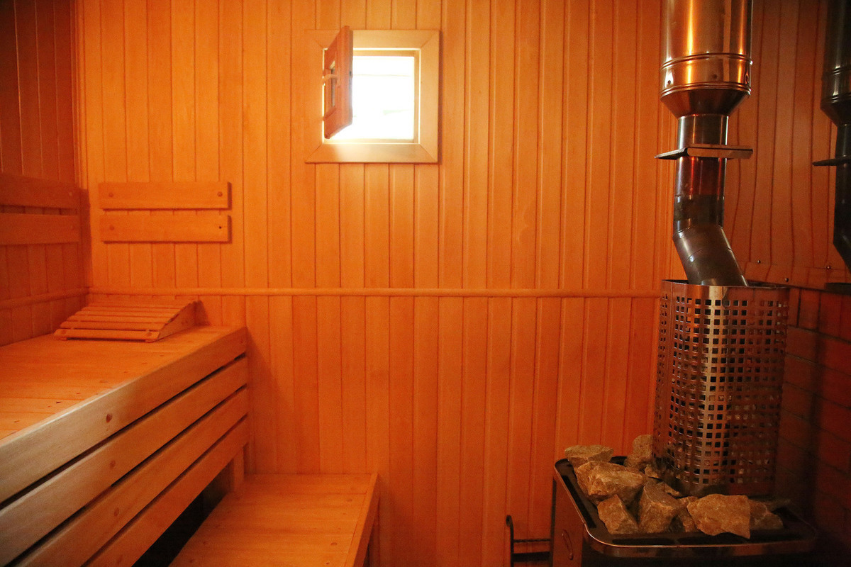 Тела мужчины и женщины обнаружили в бане на дачном участке