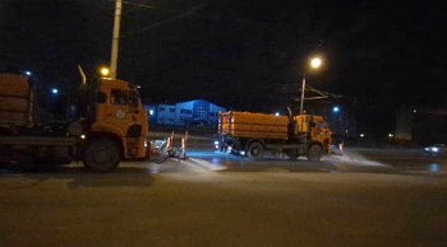 В Калуге коммунальщики круглосуточно убирают город