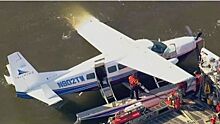 Видео: самолет с автором сериала "Клиника" на борту экстренно сел на Гудзон