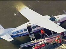 Видео: самолет с автором сериала "Клиника" на борту экстренно сел на Гудзон
