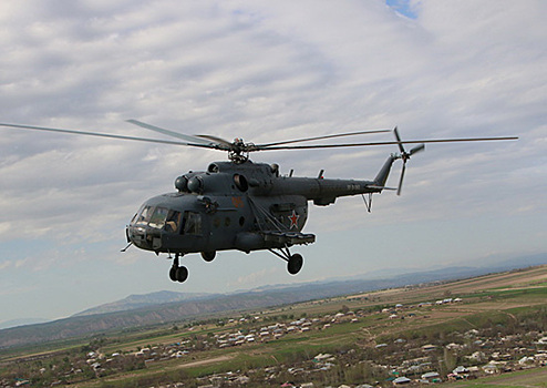 Российские летчики провели тренировочные полеты в горах Таджикистана